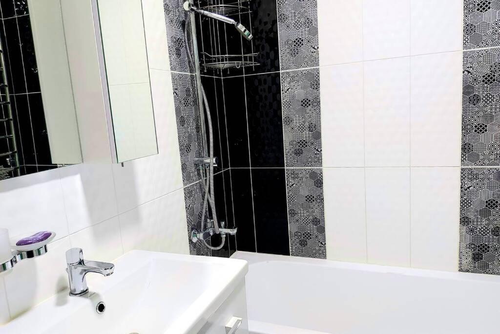 Appartement Новобудова Місто Трав, Р-Н Вікторії Гарденс à Lviv Extérieur photo
