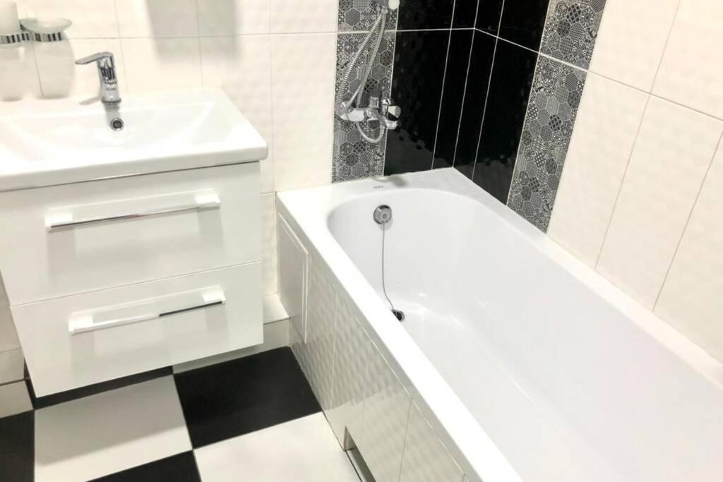 Appartement Новобудова Місто Трав, Р-Н Вікторії Гарденс à Lviv Extérieur photo